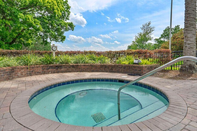 Building Photo - 3 bedroom/ 2 bathroom condo next to St Johns Town Center