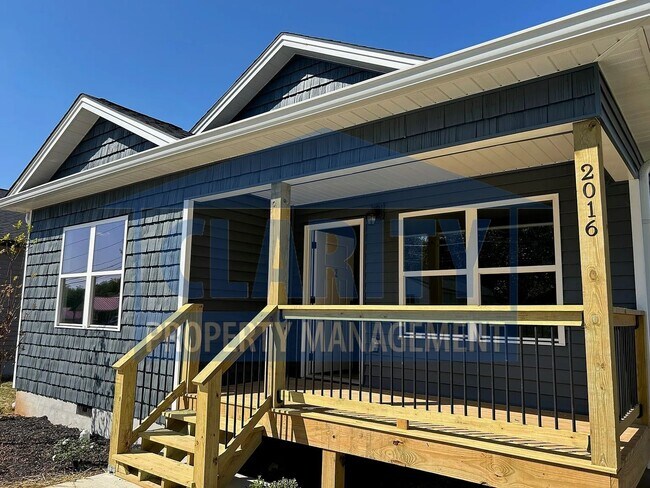 Building Photo - **One month free w/ a 15 month lease!**