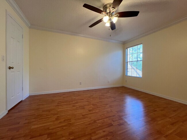 Building Photo - 1/1 Corner Unit in GATED ~ LAKEFRONT community in Altamonte Springs!