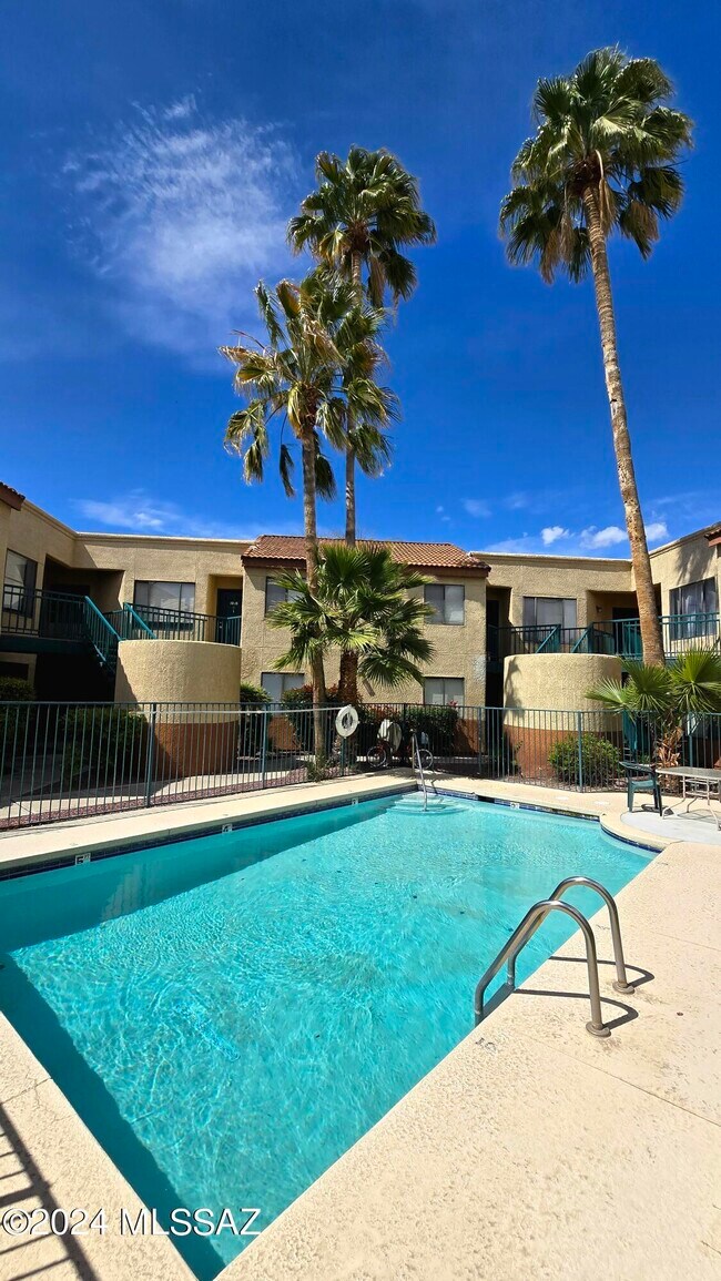 Building Photo - 3690 N Country Club Rd