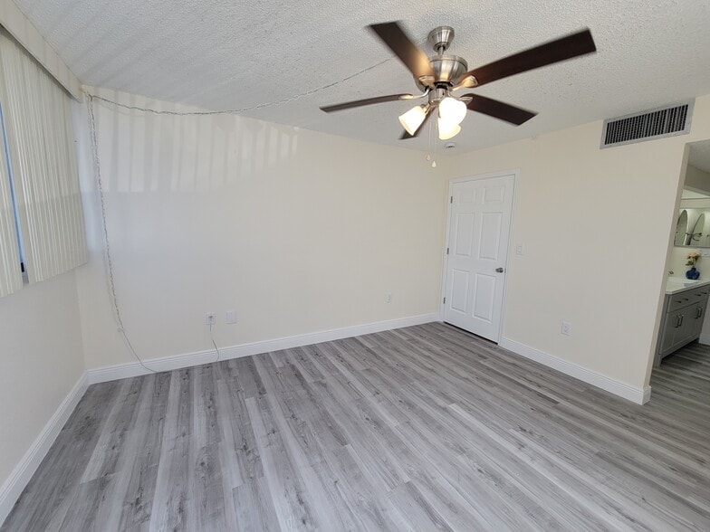 Building Photo - 500 Treasure Island Cswy