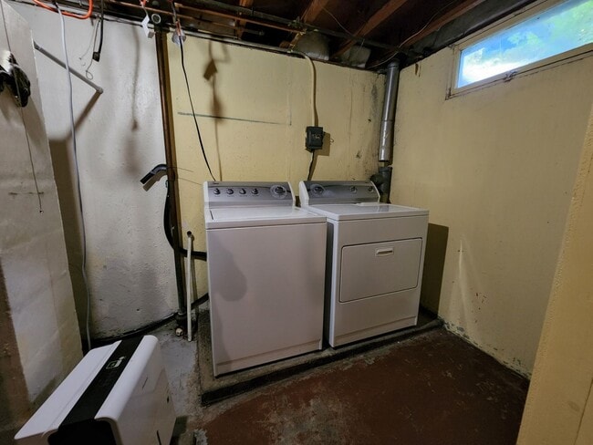 Building Photo - Great NE 3 bedroom 1.5 bath Near Center Po...