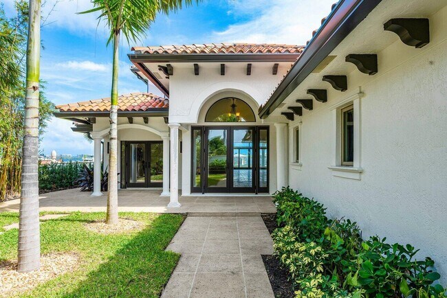 Building Photo - 1 18th Ave S