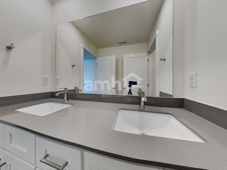 Building Photo - 9365 W Shumard St