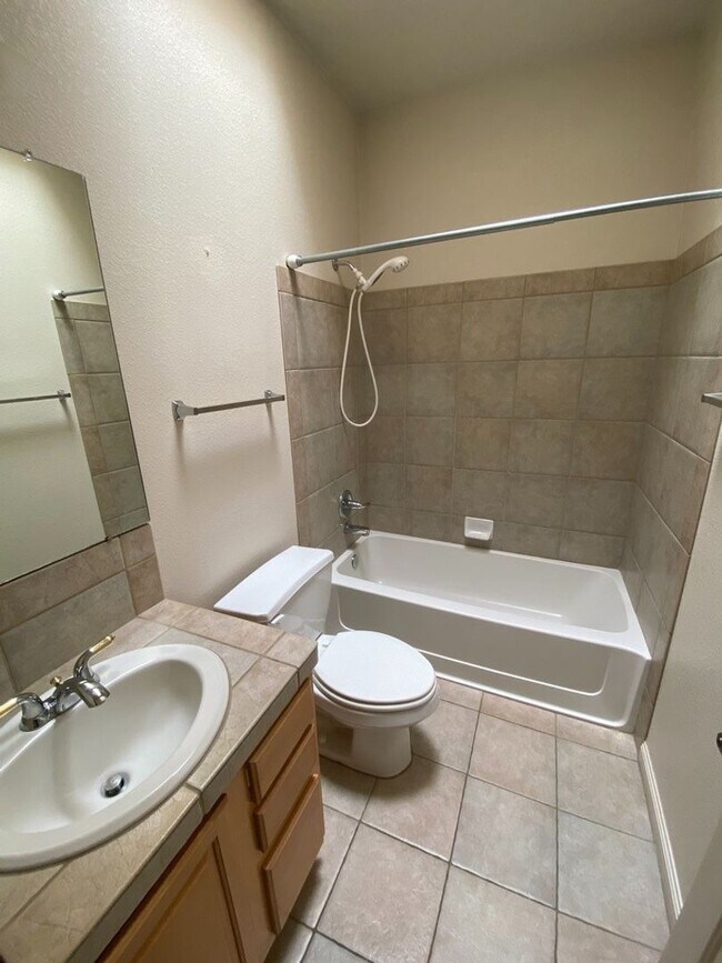 Building Photo - Beautiful 4 bedroom 3.75 bath in gated com...