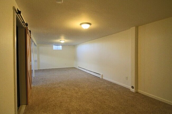Building Photo - 2565 Willow Ln