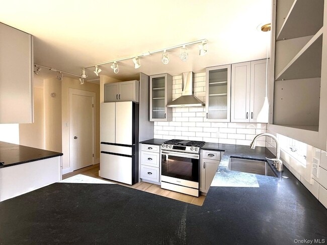 Building Photo - 5265 NY-9G