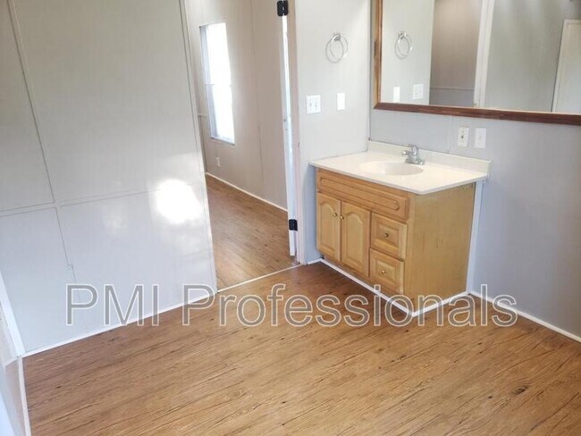 Building Photo - 934 Cranor Rd