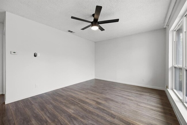 Building Photo - 11301 Oakwood Dr