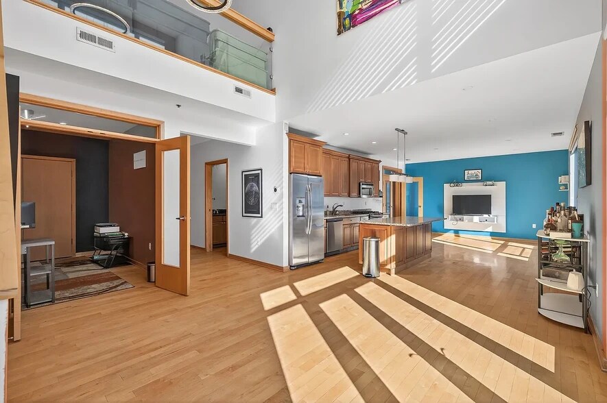 Building Photo - 3104 W Lake St