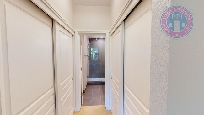 Building Photo - Stylish Townhouse, Luxury Amenities Throug...