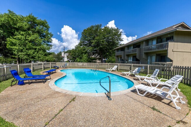 Building Photo - First floor condo available now! Pool views!