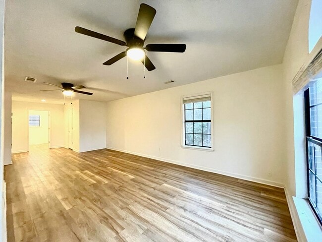 Building Photo - Large 4 Bedroom House