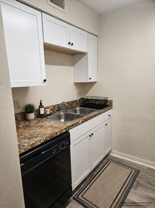Building Photo - Southbrooke condo