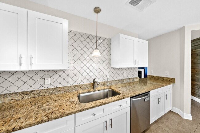 Building Photo - Spacious & Thoughtfully Updated 4-Bedroom ...