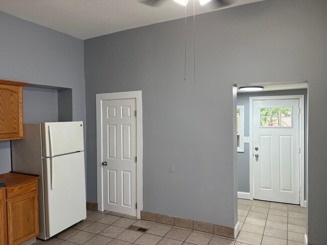 Building Photo - 2756 Latonia Ave