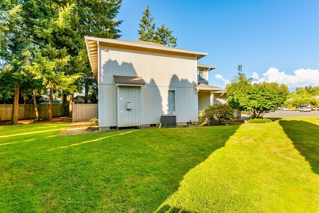 Building Photo - Spacious 3 Bed, 2 Bath Home with Garage & Large Yard in Puyallup!