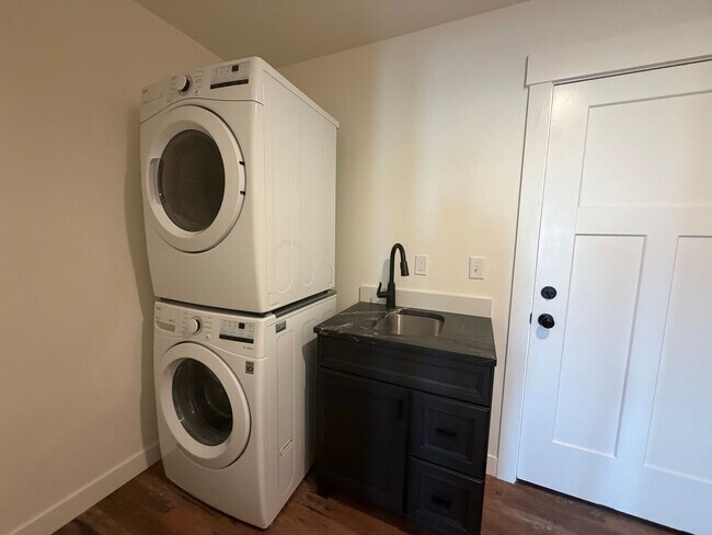 Building Photo - Now renting 3 bedroom House