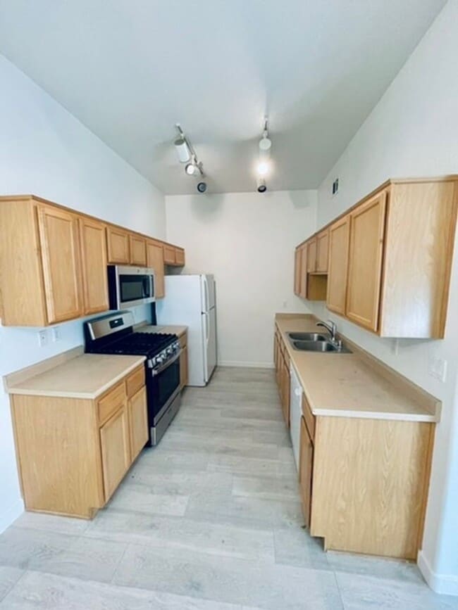 Building Photo - 2305 W Horizon Ridge Pkwy