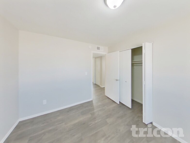 Building Photo - 4901 W Dahlia Dr