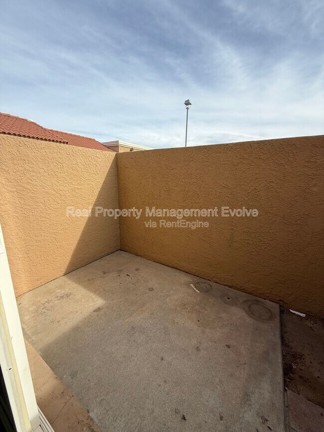 Building Photo - 502 W Yukon Dr