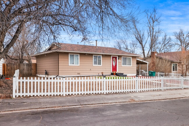 Building Photo - 2525 Nadine Dr