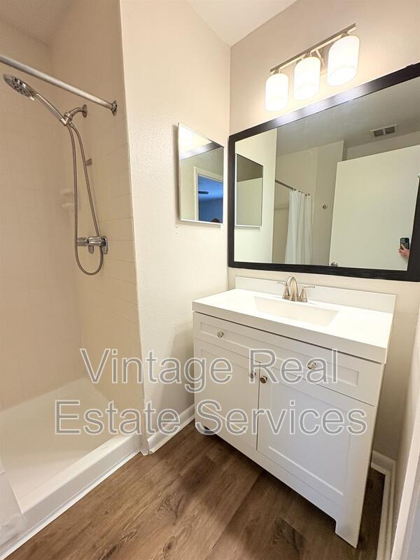 Building Photo - 851 Creekway Ct
