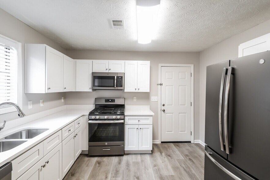 Building Photo - 620 Wayside Dr