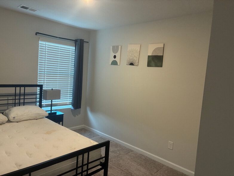 Building Photo - Room in Townhome on Shaffer Ct