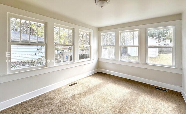 Building Photo - Limited Time Special Offer - Split your security deposit payment.  3 Bed/1 Bath Home with Fenced ...