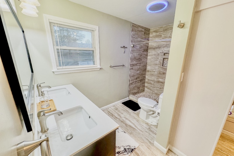 Building Photo - 618 Troy St