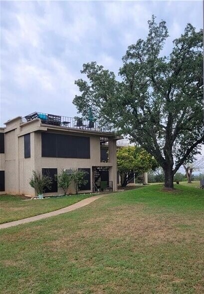 Building Photo - 5914 Lago Vista Way