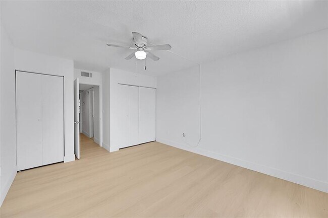 Building Photo - 4122 SW 61st Ave