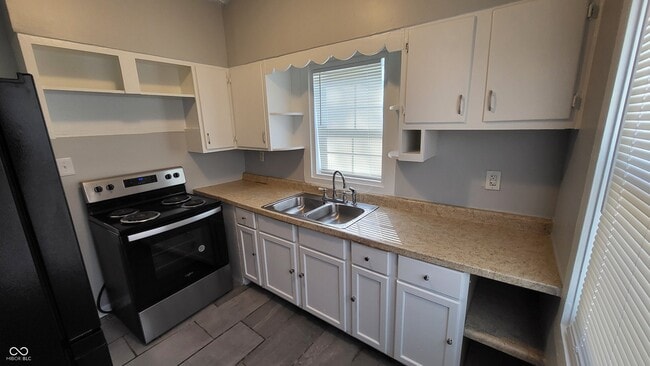 Building Photo - 402 N Bradley Ave