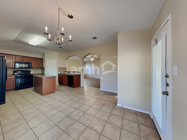 Building Photo - 2135 Wiltshire Dr