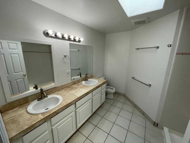 Building Photo - 4527 Hollister Ave