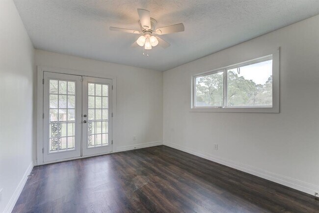 Building Photo - 560 Landfall Ln