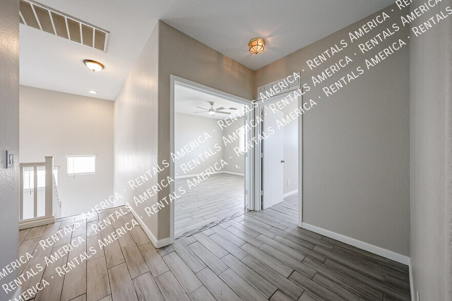 Building Photo - 3825 S 60th Dr