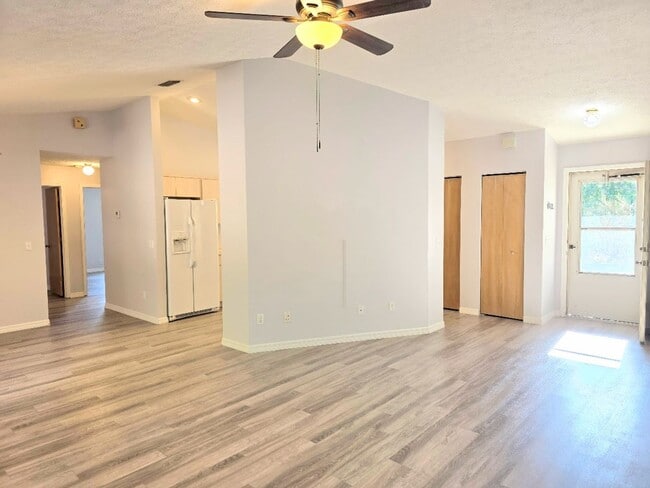 Building Photo - 3 bedroom, 2 bath, 2 car garage on a large lot!