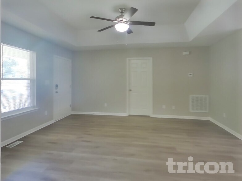 Building Photo - 2425 Saluda Dr