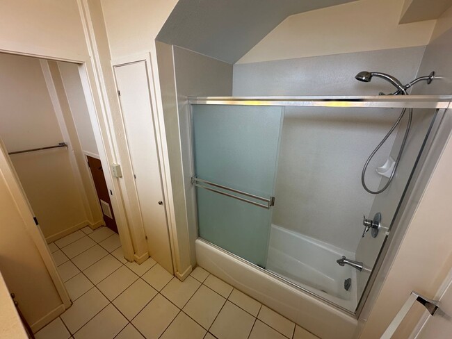 Building Photo - Charming Wilhelmina Rise Home with Stunning Diamond Head & Ocean Views