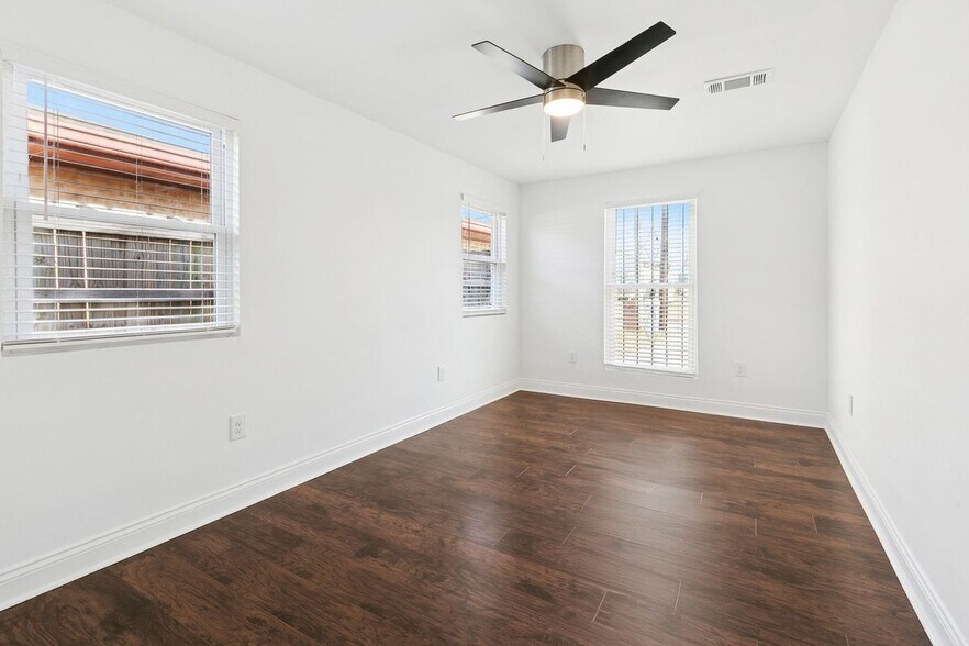 Building Photo - 2420 Dubreuil St