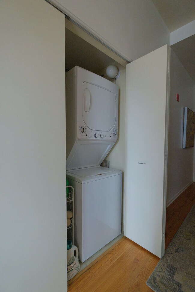 Building Photo - 208 W Washington St