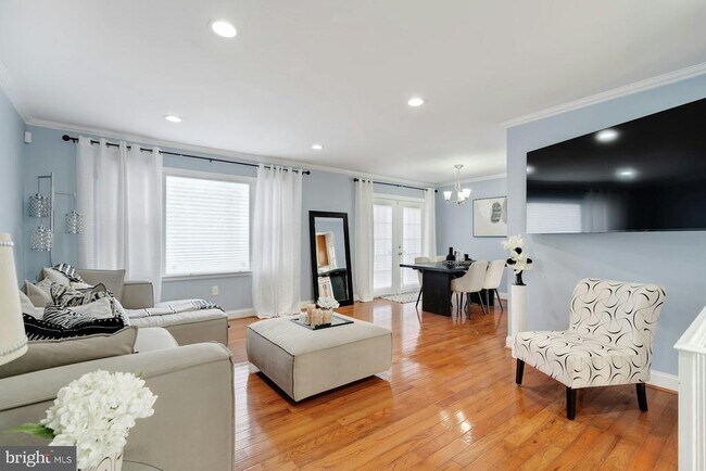 Primary Photo - 900 E Tantallon Dr