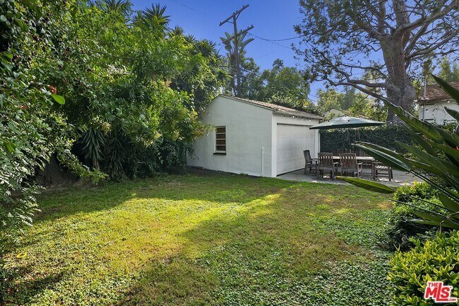 Building Photo - 3032 Oakhurst Ave
