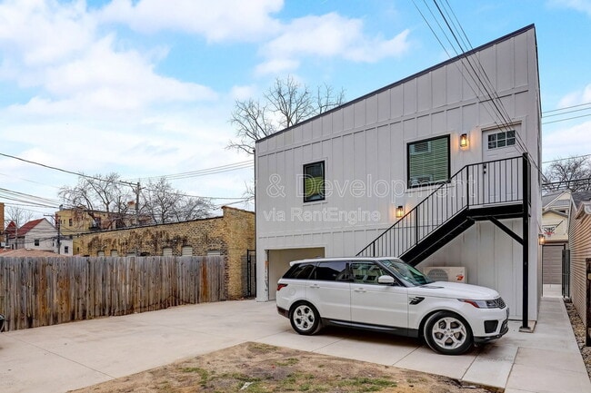 Building Photo - 4329 N Ashland Ave