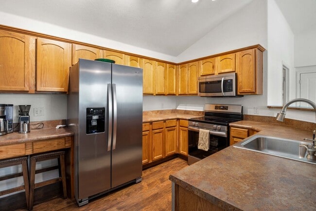 Building Photo - Three Bedroom Condo on the River