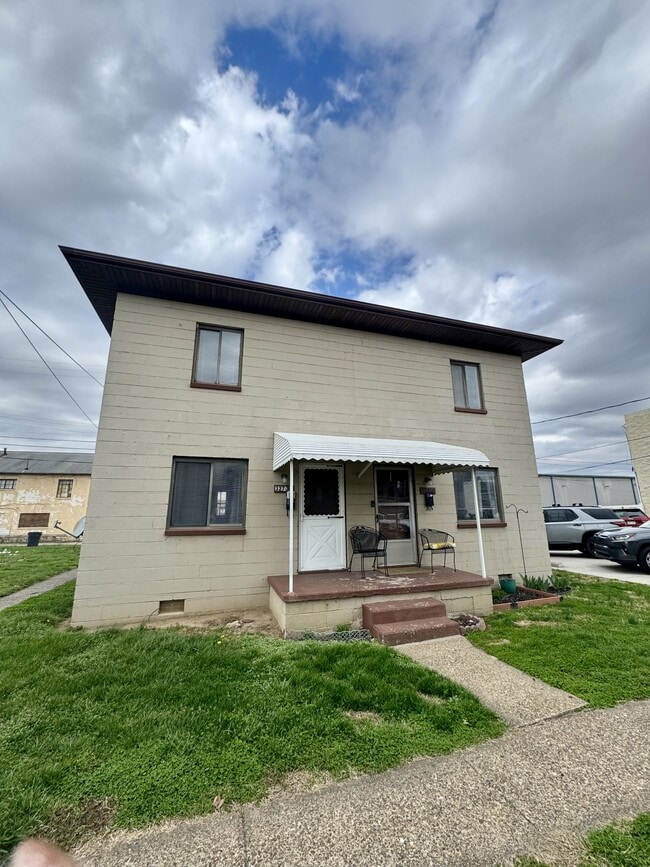 Building Photo - 327 1/2 2nd Ave