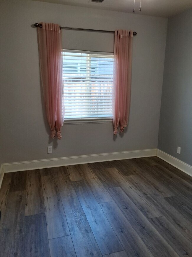 Building Photo - 4 bed / 2 bath with outdoor entertaining area