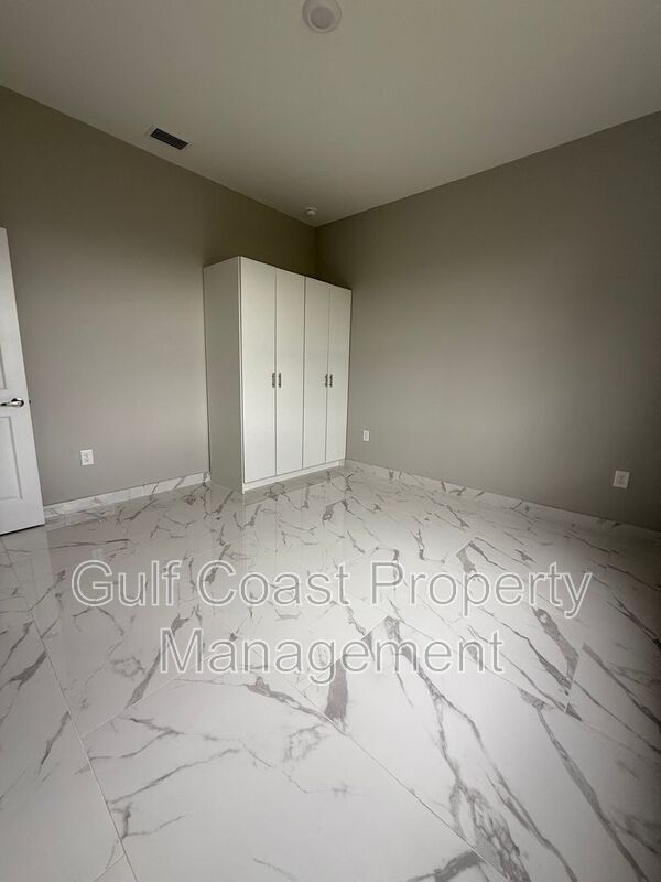 Building Photo - 1726 NE 13th St